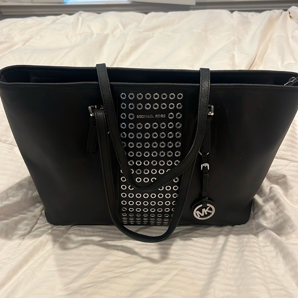 EUC Michael Kors jet set with silver hardware and grommets.